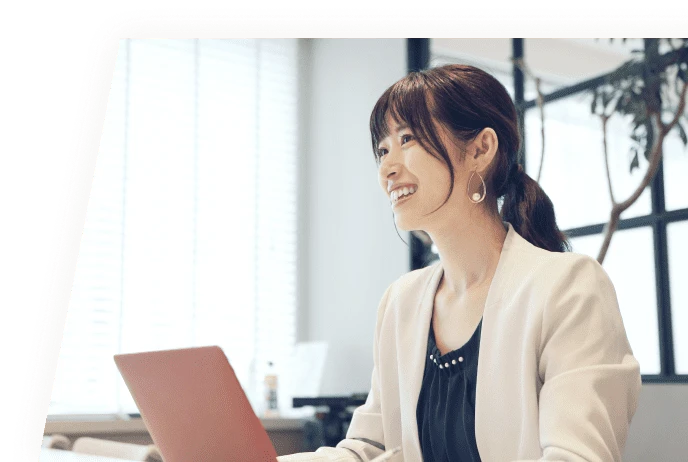 女性社員が笑顔でヒアリングをしている様子