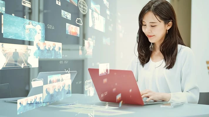 女性がパソコンを使って作業をしている様子